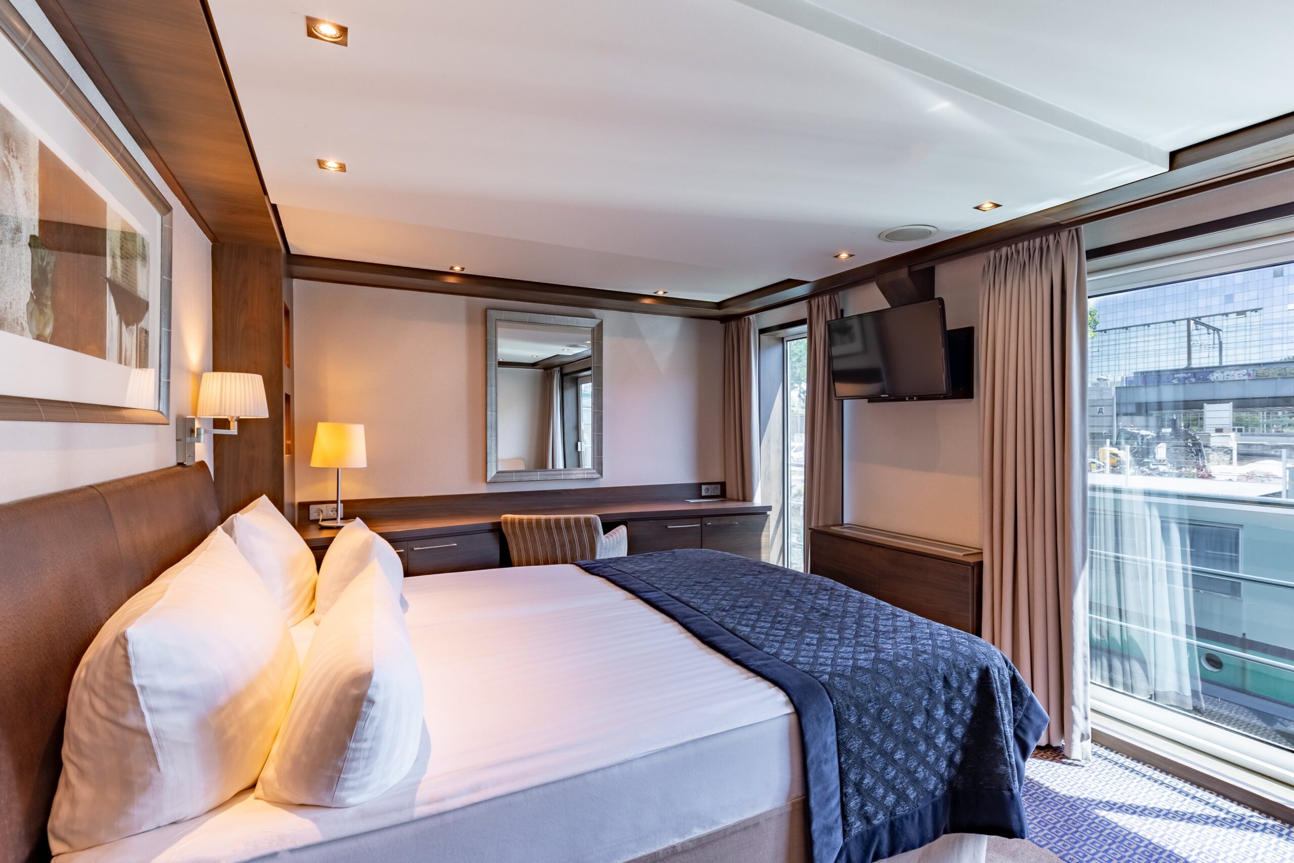 Monarch Countess Deluxe Main deck