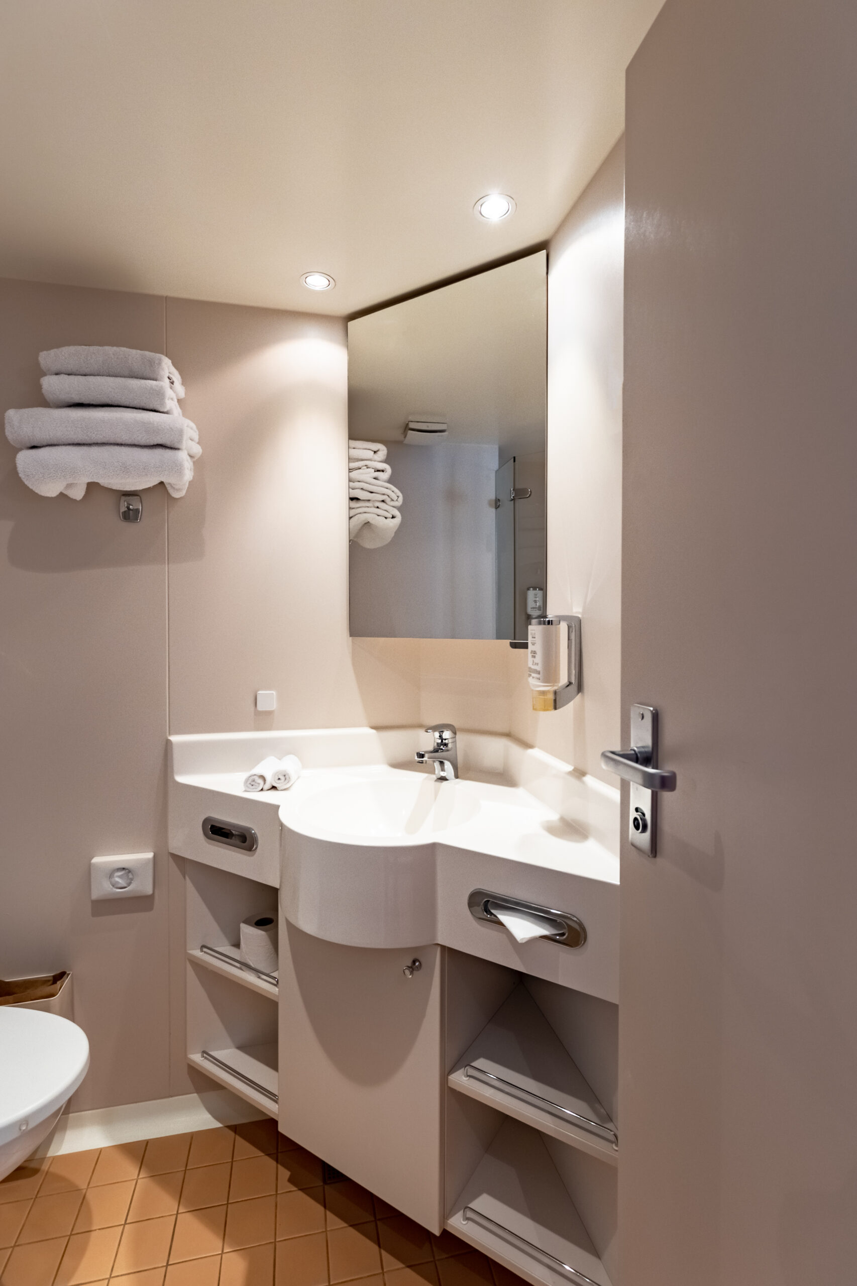 River Sapphire_Cabin (14)